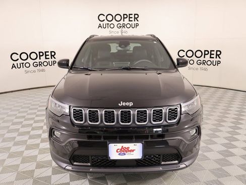 Used 2025 Jeep Compass Latitude image 9