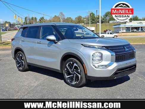 Used 2023 Mitsubishi Outlander SE image 1