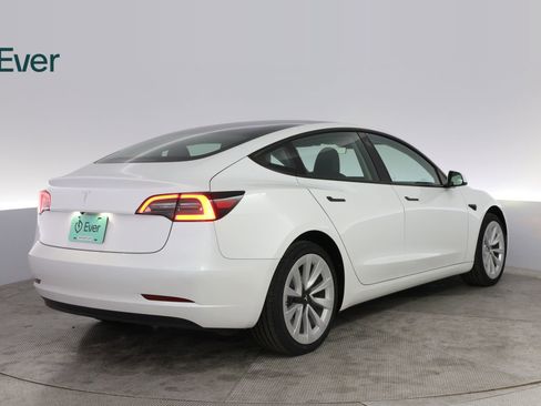 Used 2023 Tesla Model 3 Standard Range image 3