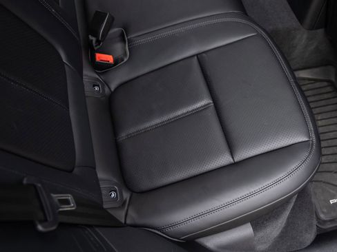 Certified 2025 Porsche Macan AWD/4WD image 40