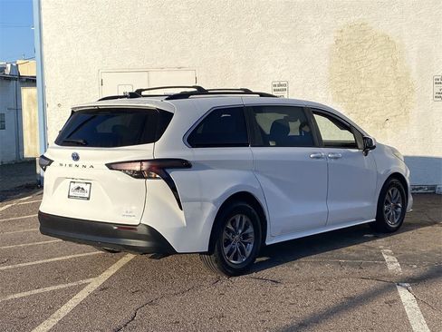 Used 2023 Toyota Sienna LE image 5
