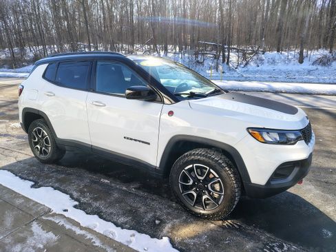 Used 2025 Jeep Compass Trailhawk image 4