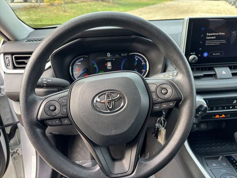 Used 2025 Toyota RAV4 LE image 27