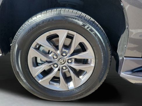 Used 2024 Toyota Sienna XLE FWD image 10