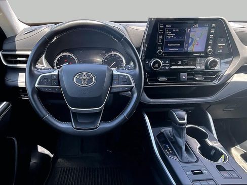 Used 2022 Toyota Highlander XLE AWD/4WD image 5