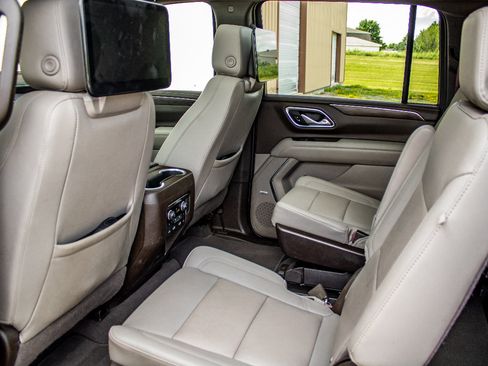 Used 2023 Chevrolet Suburban Z71 w/ Luxury Package AWD/4WD image 28