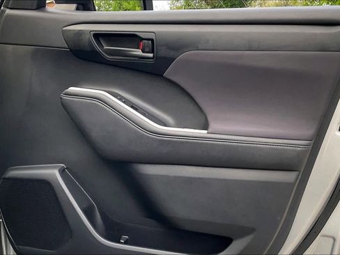 Used 2020 Toyota Highlander LE image 22