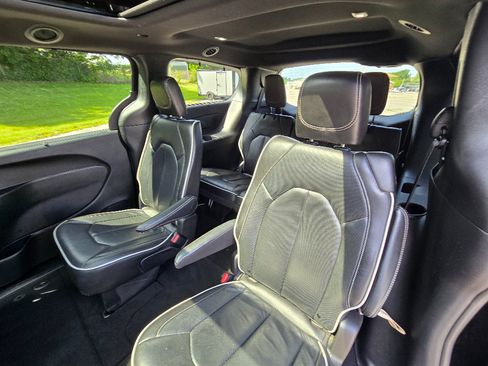 Used 2025 Chrysler Pacifica Limited FWD image 20