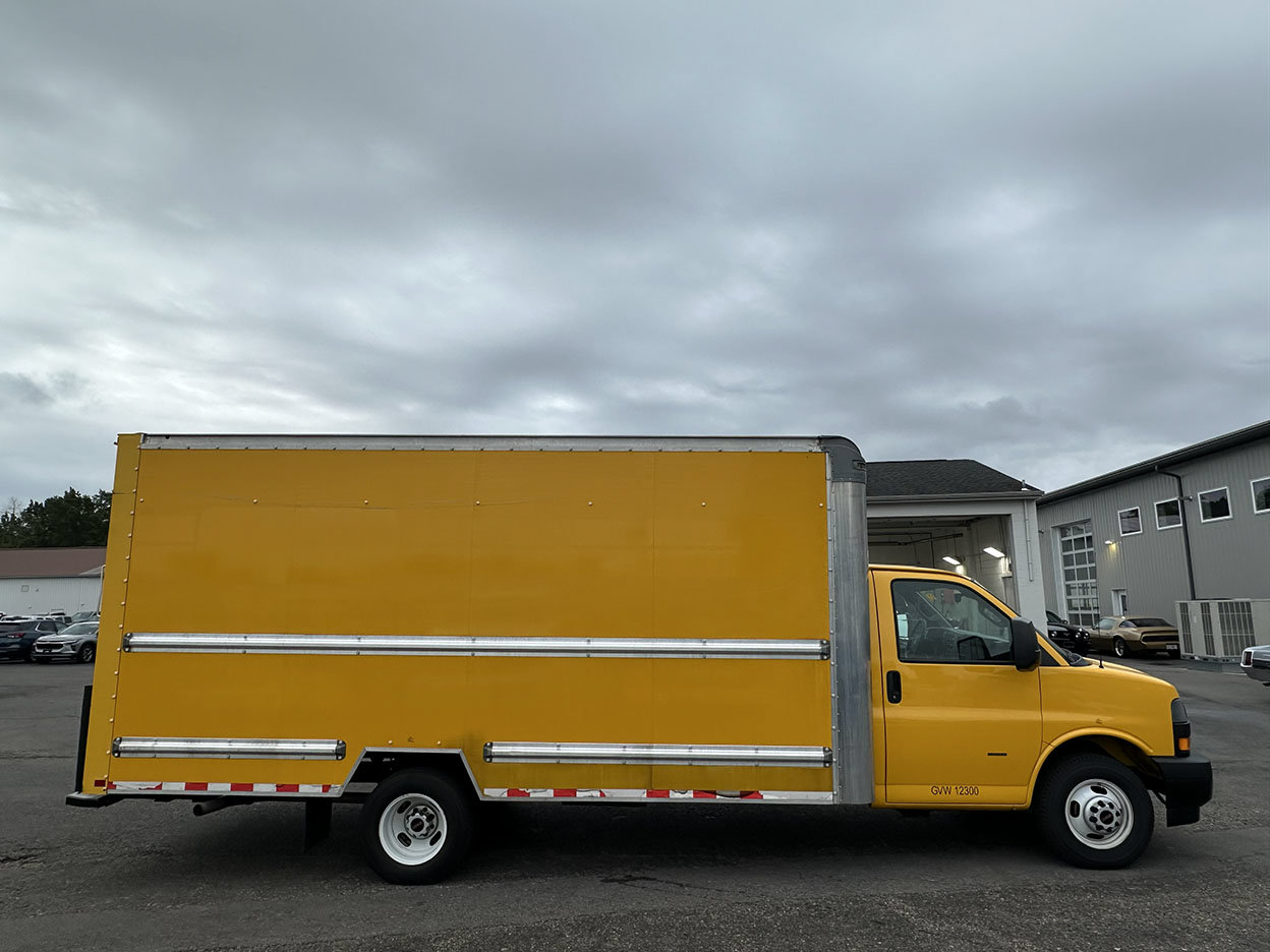 Used 2021 GMC Savana 3500 Extended w/ Power Convenience Package RWD image 4
