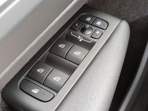 New 2025 Volvo XC40 B5 Core w/ Protection Package Premier image 23