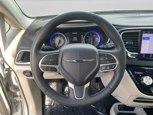 Used 2024 Chrysler Pacifica Touring-L FWD image 12