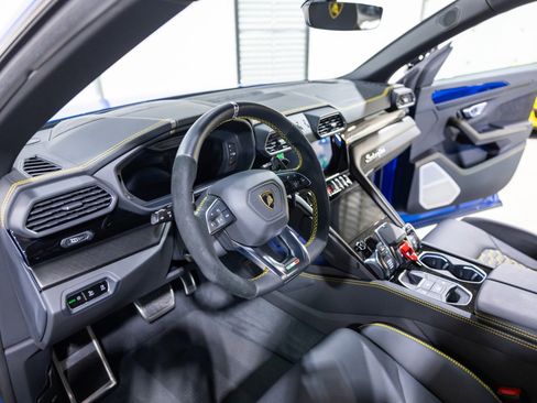 Used 2022 Lamborghini Urus image 39