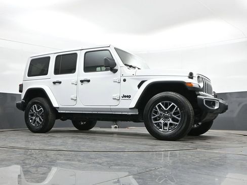 Used 2025 Jeep Wrangler Unlimited Sahara AWD/4WD image 42