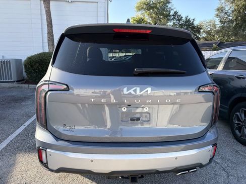 Certified 2024 Kia Telluride EX w/ EX Captain's Chair Package FWD image 8