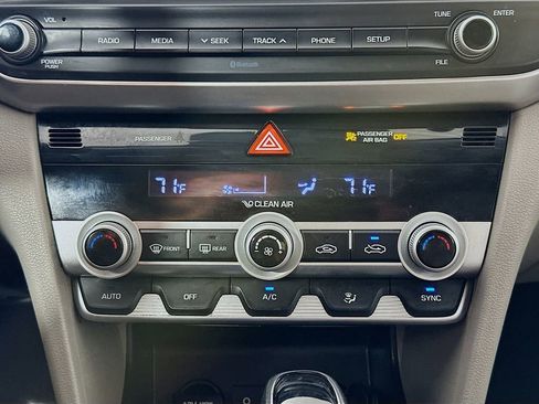 Used 2020 Hyundai Elantra SE FWD image 18