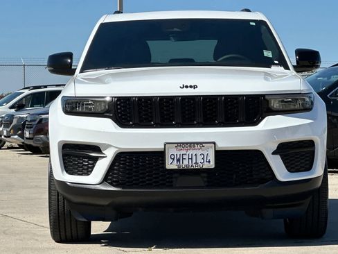 Used 2025 Jeep Grand Cherokee Altitude AWD/4WD image 8