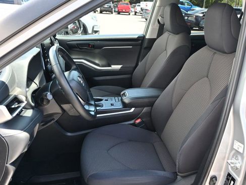Used 2022 Toyota Highlander LE image 13
