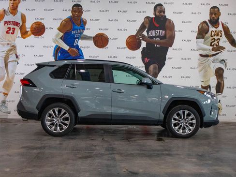 Used 2021 Toyota RAV4 XLE Premium AWD/4WD image 18