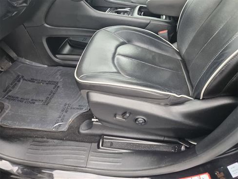 Used 2022 Chrysler Pacifica Limited w/ Uconnect Theater Family Group image 17