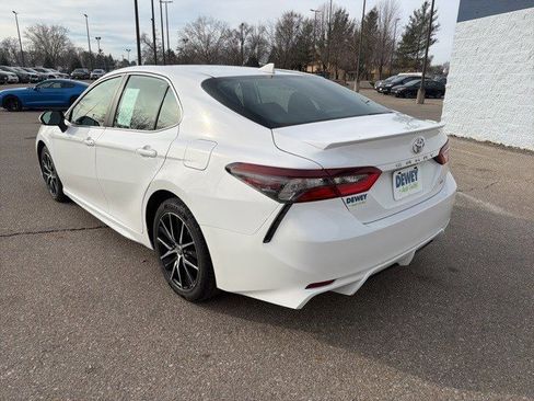 Used 2023 Toyota Camry SE image 3