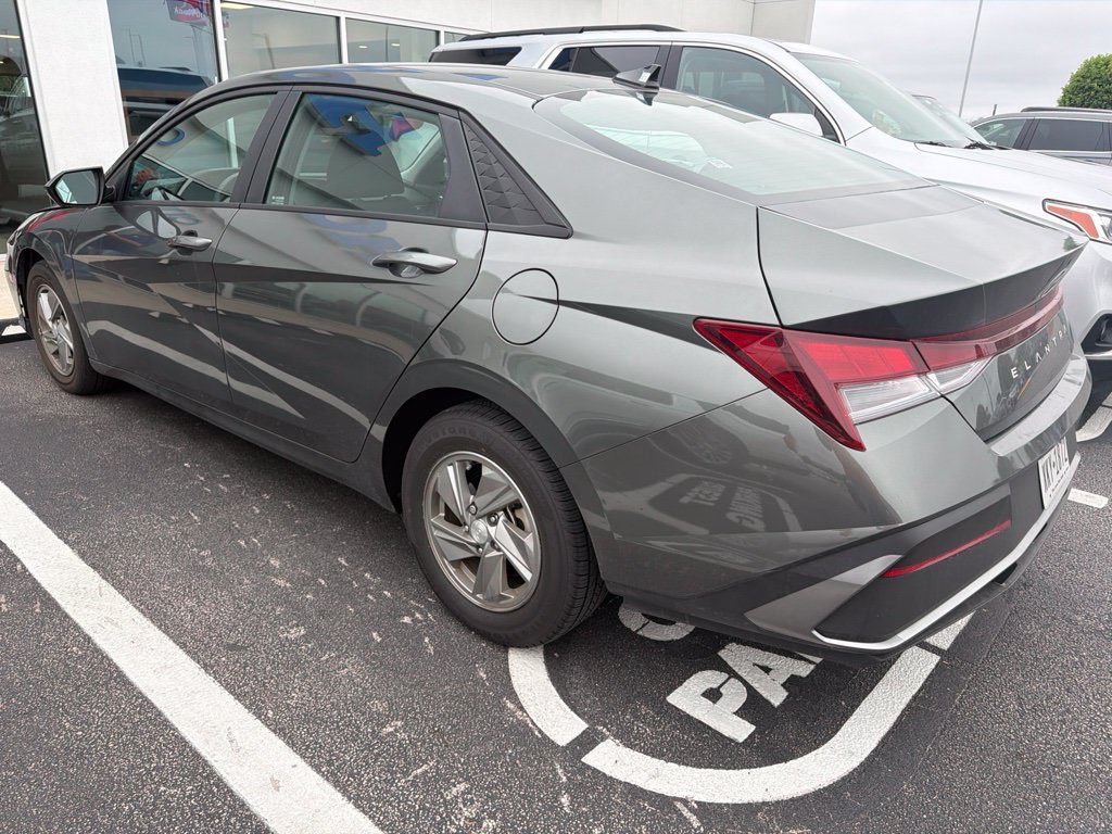 Used 2025 Hyundai Elantra SE FWD image 6