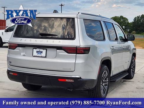 Used 2024 Jeep Wagoneer Series II w/ Flexible Seating Group RWD image 3
