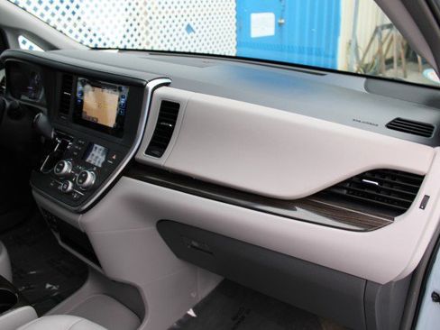 Used 2015 Toyota Sienna XLE Premium image 12