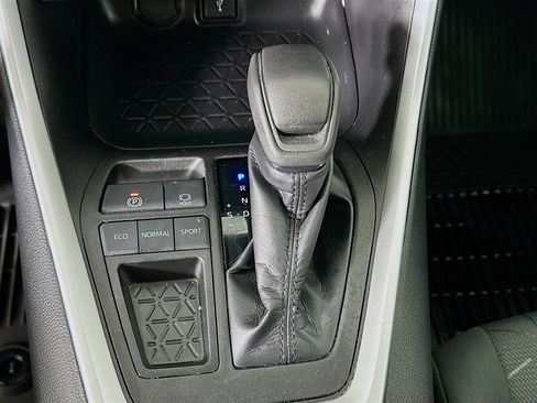 Used 2021 Toyota RAV4 XLE w/ Convenience Package FWD image 23
