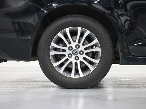 Used 2020 Toyota Sienna XLE w/ XLE Navigation Package FWD image 15