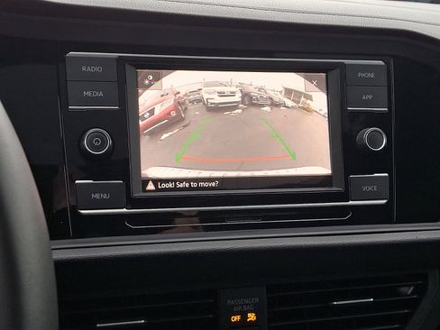 Used 2021 Volkswagen Jetta SE w/ SE Cold Weather Package image 18