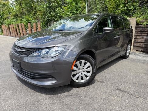 Used 2020 Chrysler Voyager L FWD image 5