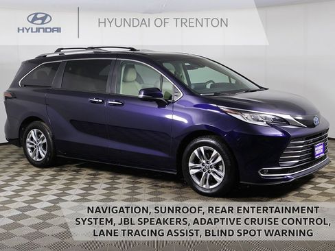 Used 2022 Toyota Sienna Limited image 1