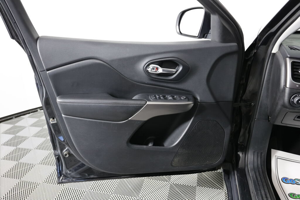 Used 2019 Jeep Cherokee Latitude Plus w/ Comfort/Convenience Group FWD image 12