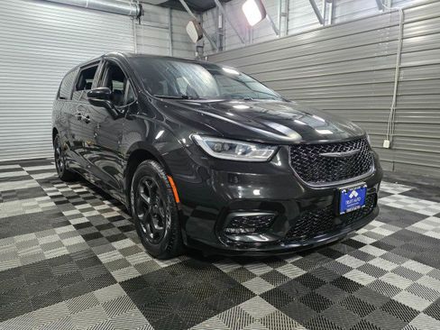 Used 2023 Chrysler Pacifica Touring-L w/ S Appearance Package FWD image 4