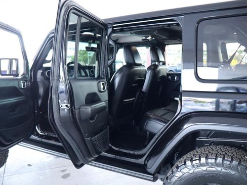 Used 2019 Jeep Wrangler Unlimited Sahara AWD/4WD image 32