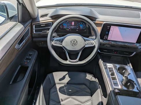 Certified 2024 Volkswagen Atlas SE w/ Black Wheel Package FWD image 17