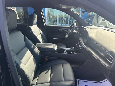 Used 2025 Chevrolet Traverse LT image 11