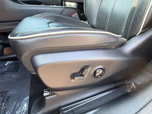 Used 2025 Chrysler Pacifica Limited FWD image 22