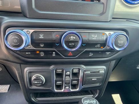 Used 2019 Jeep Wrangler Unlimited Sahara AWD/4WD image 26