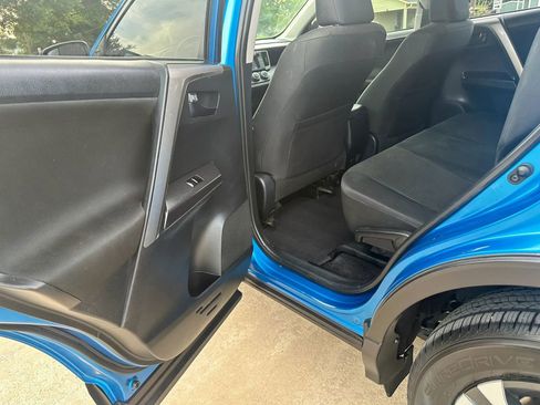 Used 2018 Toyota RAV4 LE FWD image 14