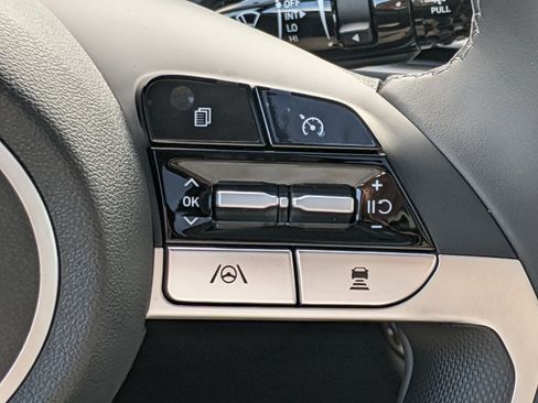 New 2025 Hyundai Elantra Limited image 24