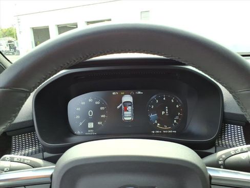 Used 2022 Volvo XC40 T5 R-Design w/ Climate Package image 12