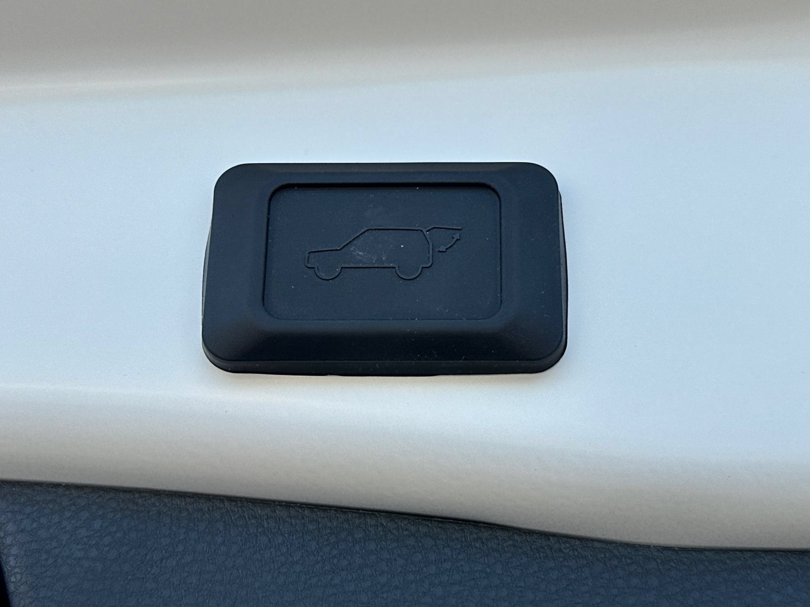 Used 2025 Toyota RAV4 XLE Premium w/ Weather Package FWD image 17