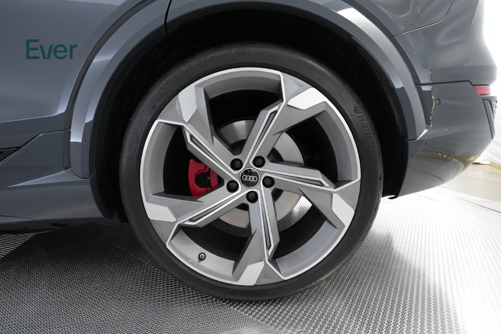 Used 2024 Audi Q8 e-tron Prestige w/ Prestige Package AWD/4WD image 9