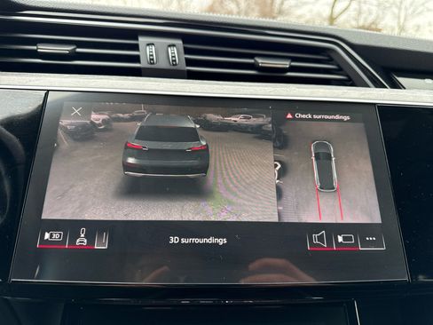 Used 2022 Audi e-tron Premium w/ Convenience Plus Package image 53