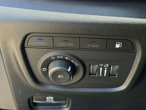 Used 2023 Jeep Grand Cherokee Overland w/ Luxury Tech Group IV AWD/4WD image 25