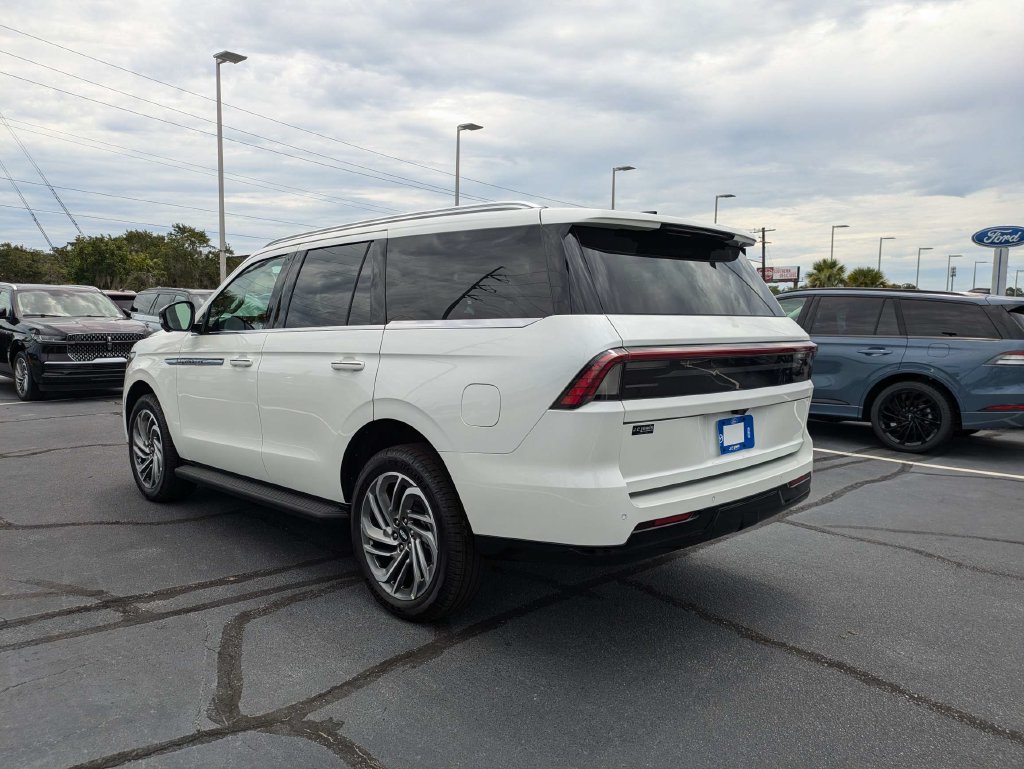 New 2027 Lincoln Navigator Premiere RWD image 6