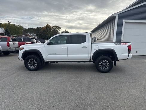 Used 2018 Toyota Tacoma TRD Off-Road image 2