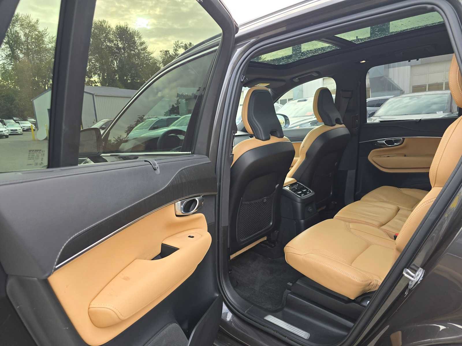 Certified 2024 Volvo XC90 T8 Ultimate w/ Protection Package Premier AWD/4WD image 17
