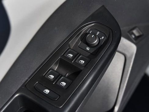 Used 2023 Volkswagen Taos SE w/ Panoramic Sunroof Package image 9